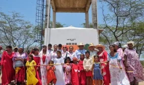 Ministra catalina Velasco con representantes de entidades cooperantes y miembros de las comunidades beneficiadas. Foto: Sharon Durán (archivo MVCT).