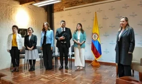 Fotografia posesion Viceministra de Vivienda, Directora de Infraestructura y Desarrollo Empresarial y Viceministro de Agua y Saneamiento Básico