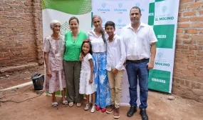 Fotografia, Minstra Helga Rivas haciendo entrega de mejoramiento en El Molini, La Guajira