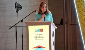 fotografia ministra de Vivienda, Ciudad y Territorio en su participación en la Bienal