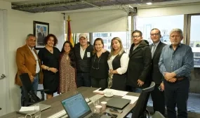 FOTOGRAFÍA DEL EQUIPO DEL MINISTERIO DE VIVIENDA, CIUDAD Y TERRITORIO CON FUNCIONARIOS DE LA ALCALDÍA DE SIMACOTA, SANTANDER.