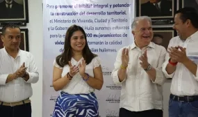 FOTOGRAFÍA VICEMINISTRA DE VIVIENDA, AYDEÉ MARSIGLIA BELLO, CON EL GOBERNADOR DEL HUILA, RODRIGO VILLALBA MOSQUERA, EN FIRMA DE CONVENIO ASOCIATIVO DE MEJORAMIENTO DE VIVIENDA