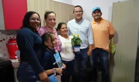 FOTOGRAFÍA MINISTRA DE VIVIENDA HELGA MARÍA RIVAS, VICEMINISTRO DE AGUA EDWARD LIBREROS Y SANEAMIENTO BÁSICO Y REPRESENTANTES DE LA ALCALDÍA DE CÚCUTA EN ENTREGA DE VIVIENDA A BENEFICIARIA OMAIRA BLANCO