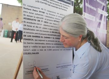Ministra de Vivienda recorre pila pública en Sichichón. Foto: Sharon Durán (MVCT)