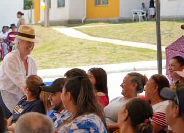 Ministra de Vivienda, Catalina Velasco, con las familias beneficiadas con vivienda nueva en Gigante, Huila. Foto: Sharon Durán (archivo MVCT).