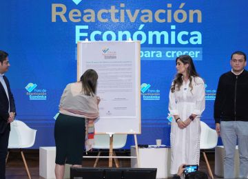 Imagen de la Ministra de Vivienda Helga María Rivas, firmando el pacto ‘El Aporte del Hábitat a la Reactivación Económica´