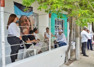 La ministra de Vivienda Helga María Rivas, reunida con el gobernador de Bolívar, Yamil Arana, y su equipo de trabajo, en dialogo sobre los proyectos de mejoramiento en el departamento, con enfoque de hábitat integral.