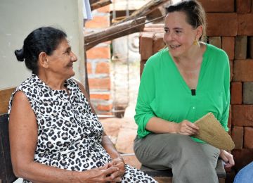 Fotografia, Minstra Helga Rivas con beneficiaria de mejoramientos