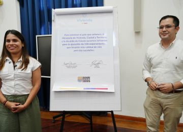 FOTOGRAFÍA VICEMINISTRA DE VIVIENDA, AYDEÉ MARSIGLIA CON EL ALCALDE DE LOS PATIOS