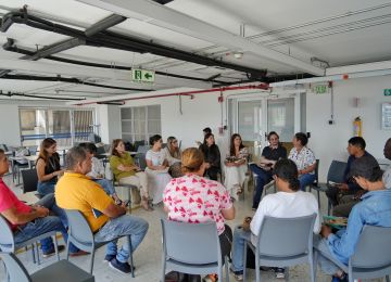 FOTOGRAFÍA DE LA VICEMINISTRA DE VIVIENDA, AYDEÉ MARSIGLIA EN REUNIÓN CON LOS VOCEROS DE LAS ORGANIZACIONES SOCIALES DE LA MINGA CALI