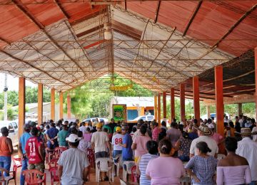 FOTOGRAFIA, REUNION EN LA ARENA PARA ANUNCIAR LA CONSTRUCCIÓN DE ACUEDUCTO. 