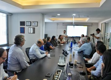 FOTOGRAFÍA DE LA VICEMINISTRA Y SU EQUIPO DE TRABAJO EN REUNIÓN CON CAMACOL VALLE