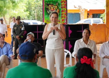 FOTOGRAFÍA MINISTRA HELGA MARÍA RIVAS, ANUNCIANDO LA CONSTRUCCIÓN DE ACUEDUCTO EN EL CORREGIMIENTO LA ARENA