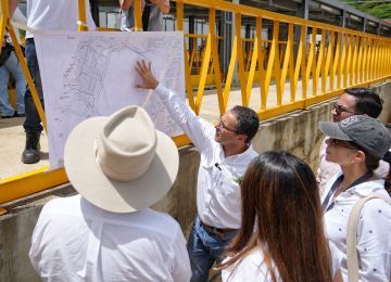 FOTOGRAFÍA EL VICEMINISTRO DE AGUA Y SANEAMIENTO BÁSICO, EL GERENTE DE PROYECTOS DE ECOPETROL, EL SECRETARIO DE AGUA POTABLE DE NORTE DE SANTANDER, EL ALCALDE DE CÚCUTA, EL ALCALDE DE VILLA DEL ROSARIO, Y EL ALCALDE DE LOS PATIOS, HACIENDO LA ENTREGA Y ENTRADA EN OPERACIÓN DEL SISTEMA DE ACUEDUCTO METROPOLITANO