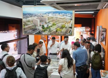 FOTOGRAFÍA MINISTRA DE VIVIENDA HELGA MARÍA RIVAS Y CON LA EMPRESA DE DESARROLLO Y RENOVACIÓN URBANA