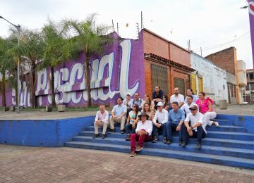 FOTOGRAFÍA MINISTRA DE VIVIENDA, CIUDAD Y TERRITORIO, HELGA MARÍA RIVAS ARDILA, SECRETARIA MUNICIPAL DE VIVIENDA SOCIAL Y HÁBITAT, MARÍA DEL MAR MOZO MURIEL, Y REPRESENTANTES DE LA EMPRESA DE DESARROLLO Y RENOVACIÓN URBANA, EN TRADICIONAL ZONA DE LA CAPITAL VALLECAUCANA, QUE VIVE UN PROCESO DE MODERNIZACIÓN