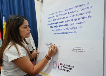 FOTOGRAFÍA VICEMINISTRA DE VIVIENDA, AYDEÉ MARSIGLIA FIRMÓ LA EJECUCIÓN DE 900 MEJORAMIENTOS PARA 10 MUNICIPIOS DEL DEPARTAMENTO