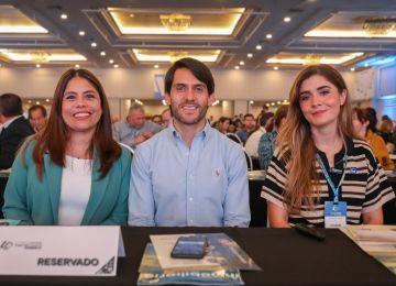 FOTOGRAFÍA VICEMINISTRA DE VIVIENDA AYDEÉ MARSIGLIA BELLO, CON LA PRESIDENTA DEL FONDO NACIONAL DEL AHORRO, LAURA MILENA ROA ZEIDÁN EN CONGRESO NACIONAL INMOBILIARIO