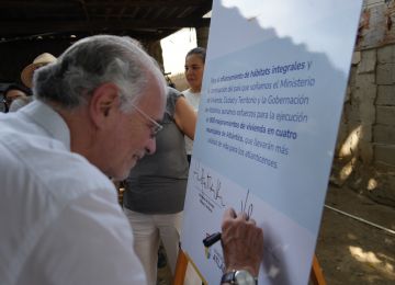 FOTOGRAFÍA GOBERNADOR DEL ATLÁNTICO, EDUARDO VERANO DE LA ROSA FIRMANDO CONVENIO PARA MEJORAMIENTOS EN JUAN DE ACOSTA, ATLÁNTICO