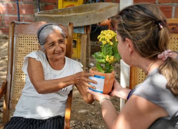 FOTOGRAFÍA MINISTRA DE VIVIENDA Y BENEFICIARÍA DE LOS MEJORAMIENTOS EN EL DEPARTAMENTO
