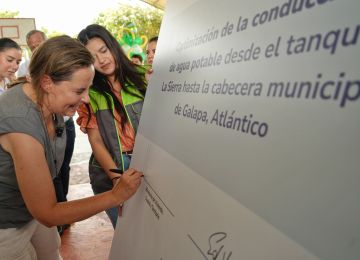 FOTOGRAFÍA MISNITRA HELGA RIVAS FIRMA RENOVACIÓN DE LA TUBERÍA MATRIZ EN GALAPA, ATLÁNTICO