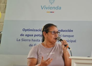 FOTOGRAFÍA DE BENEFICIARÍA DE RENOVACIÓN DE LA TUBERÍA MATRIZ EN GALAPA, ATLÁNTICO