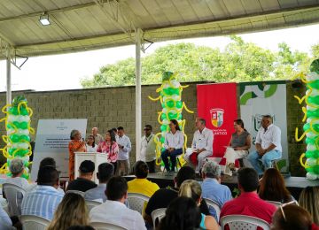 FOTOGRAFÍA DE FORMALIZACIÓN DE PROYECTO QUE CONTARA CON EL APOYO DEL PLAN DEPARTAMENTAL DE AGUAS DEL ATLÁNTICO Y LA ALCALDÍA DE GALAPA.