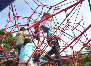 FOTOGRAFÍA NIÑOS DISFRUTANDO DEL NUEVO PARQUE RECREODEPORTIVO LA PRIMAVERA EN EL MOLINO, LA GUAJIRA