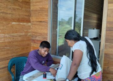 FOTOGRAFÍA BENEFICIARIA DE LA COMUNIDAD INDÍGENA TANELA, RECIBIENDO MEJORAMIENTO DE VIVIENDA