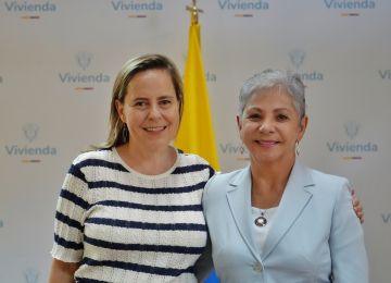 FOTOGRAFÍA MINISTRA DE VIVIENDA HELGA MARÍA RIVAS, JUNTO A LA NUEVA DIRECTORA EJECUTIVA DE LA CRA NELLY MOGOLLÓN MONTAÑEZ