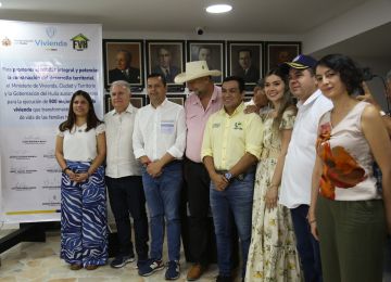 FOTOGRAFÍA VICEMINISTRA DE VIVIENDA, AYDEÉ MARSIGLIA BELLO, CON EL GOBERNADOR DEL HUILA, RODRIGO VILLALBA MOSQUERA, EN FIRMA DE CONVENIO ASOCIATIVO DE MEJORAMIENTO DE VIVIENDA