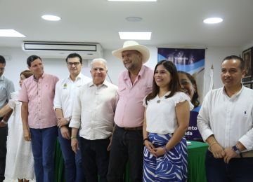 FOTOGRAFÍA VICEMINISTRA DE VIVIENDA, AYDEÉ MARSIGLIA BELLO, CON EL GOBERNADOR DEL HUILA, RODRIGO VILLALBA MOSQUERA, EN FIRMA DE CONVENIO ASOCIATIVO DE MEJORAMIENTO DE VIVIENDA