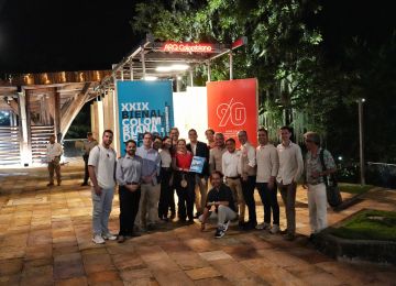FOTOGRAFÍA MINISTRA DE VIVIENDA HELGA MARÍA RIVAS RECIBIENDO LIBRO BIENAL DE ARQUITECTURA 2024 Y RECONOCIMIENTO POR LABOR DE MÁS DE 25 AÑOS EN VIVIENDA, ESPACIO URBANO Y TERRITORIAL