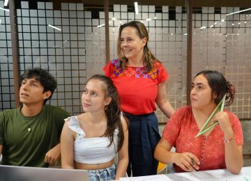 FOTOGRAFÍA MINISTRA DE VIVIENDA HELGA MARÍA RIVAS JUNTO A ESTUDIANTES TAMBIÉN ASISTENTES AL FORO