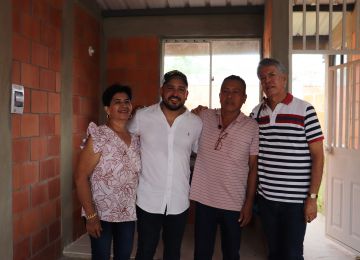 FOTOGRAFÍA ENTREGA DE VIVIENDAS A POBLACIÓN EN CONDICIÓN DE VULNERABILIDAD EN EL TOLIMA
