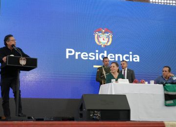 FOTOGRAFÍA, PRESIDENTE GUSTAVO PETRO, MINISTRA DE VIVIENDA HELGA MARÍA RIVAS Y DIRECTOR GENERAL DEL DNP ALEXANDER LÓPEZ MAYA; DURANTE EVENTO DE PRESENTACIÓN DEL DECRETO 1381 DE 2024