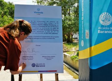 FOTOGRAFÍA MINISTRA DE VIVIENDA HELGA MARÍA RIVAS, EN FIRMA DE CONVENIOS DE VIVIENDA PARA EL DEPARTAMENTO DEL ATLÁNTICO 