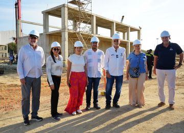 FOTOGRAFÍA MINISTRA DE VIVIENDA HELGA MARÍA RIVAS, VICEMINISTRO DE AGUA Y SANEAMIENTO BÁSICO EDWARD LIBREROS JUNTO CON REPRESENTANTES DE LA GOBERNACIÓN DEL ATLÁNTICO 