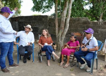 FOTOGRAFÍA MINISTRA DE VIVIENDA HELGA MARÍA RIVAS, VICEMINISTRO DE AGUA Y SANEAMIENTO BÁSICO EDWARD LIBREROS JUNTO CON BENEFICIARÍA DE MEJORAMIENTOS DE VIVIENDA 