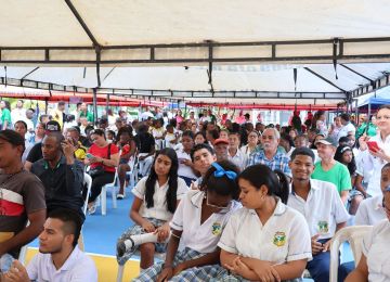 FOTOGRAFÍA RESIDENTES DE TURBO ANTIOQUIA, BENEFICIADOS CON LA INTERVENCIÓN INTEGRAL A PARTIR DEL ORDENAMIENTO TERRITORIAL ALREDEDOR DEL AGUA 