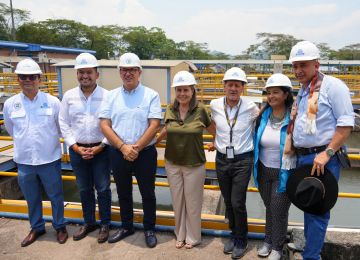 FOTOGRAFÍA MINISTRA DE VIVIENDA CIUDAD Y TERRITORIO HELGA MARÍA RIVAS EN ENTREGA DE PROYECTO DE AGUA POTABLE Y SANEAMIENTO BÁSICO EN VILLAVICENCIO