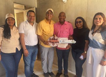 FOTOGRAFÍA VICEMINISTRA DE VIVIENDA AYDEÉ MARSIGLIA BELLO CON BENEFICIARIOS DE MEJORAMIENTOS DE VIVIENDA