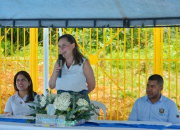 FOTOGRAFÍA MINISTRA HELGA MARÍA RIVAS EN ENTREGA DE PARQUE RECREODEPORTIVO LA RESILIENCIA EN QUIBDÓ