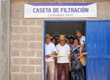 FOTOGRAFÍA VICEMINISTRO DE AGUA Y SANEAMIENTO BASICO EDWARD LIBREROS EN ENTREGA DE PROYECTO DE AGUA EN LA GUAJIRA