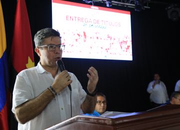 FOTOGRAFÍA, DIRECTOR DEL SISTEMA HABITACIONAL DEL MINISTERIO, JOSÉ ALEJANDRO BAYONA CHAPARRO, EN ENTREGA DE TITULACIÓN DE PREDIOS