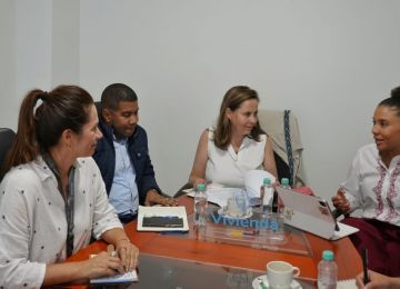 FOTOGRAFÍA MINISTRA DE VIVIENDA, HELGA MARÍA RIVAS ARDILA, CON LA VICEMINISTRA DE VIVIENDA, AYDEÉ MARSIGLIA BELLO, Y DE LA DIRECTORA DE INFRAESTRUCTURA Y DESARROLLO EMPRESARIAL, MÓNICA GARZÓN RODRÍGUEZ EN CONSULTORÍA DEL PLAN MAESTRO DE ACUEDUCTO Y ALCANTARILLADO DE QUIBDO