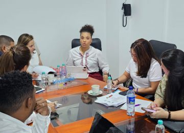 FOTOGRAFÍA MINISTRA DE VIVIENDA, HELGA MARÍA RIVAS ARDILA, CON LA VICEMINISTRA DE VIVIENDA, AYDEÉ MARSIGLIA BELLO, Y DE LA DIRECTORA DE INFRAESTRUCTURA Y DESARROLLO EMPRESARIAL, MÓNICA GARZÓN RODRÍGUEZ EN CONSULTORÍA DEL PLAN MAESTRO DE ACUEDUCTO Y ALCANTARILLADO DE QUIBDO