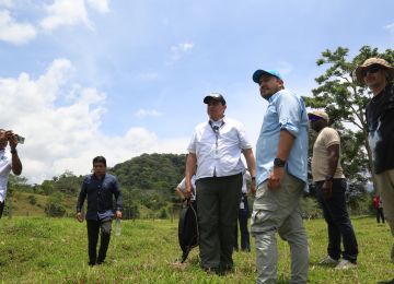 FOTOGRAFÍA VICEMINISTRO DE AGUA Y SANEAMIENTO BÁSICO EDWARD LIBREROS, EN FIRMA DE INICIO DE PROYECTO DE ACUEDUCTO EN ACANDÍ CHOCÓ