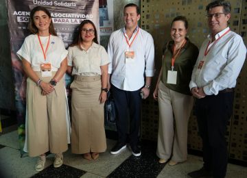 FOTOGRAFIA MINISTRA DE VIVIENDA CIUDAD Y TERRITORIO HELGA EN LA Primera Rueda Solidaria MARIA RIVAS DURANTE