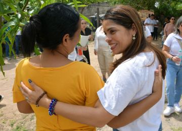 FOTOGRAFIA VICEMINISTRA DE VIVIENDA, AYDEÉ MARSIGLIA BELLO, JUNTO A BENEFICIARIA DE MEJORAIENTOS DE VIVIENDA EN EL CORREGIMIENTO LOS VENADOS DE VALLEDUPAR